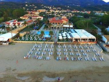 Pohled na hotel Acharavi Beach u pláže, Acharavi
