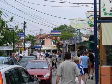 Ostrov Korfu a městečko Kavos s rušnou ulicí