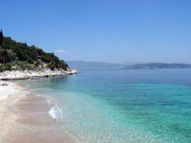 Kassiopi s pláží na ostrově Korfu