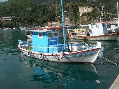 Lodě v přístavu Paleokastritsa na ostrově Korfu