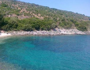 Ostrov Korfu a pobřeží vesničky Almiros